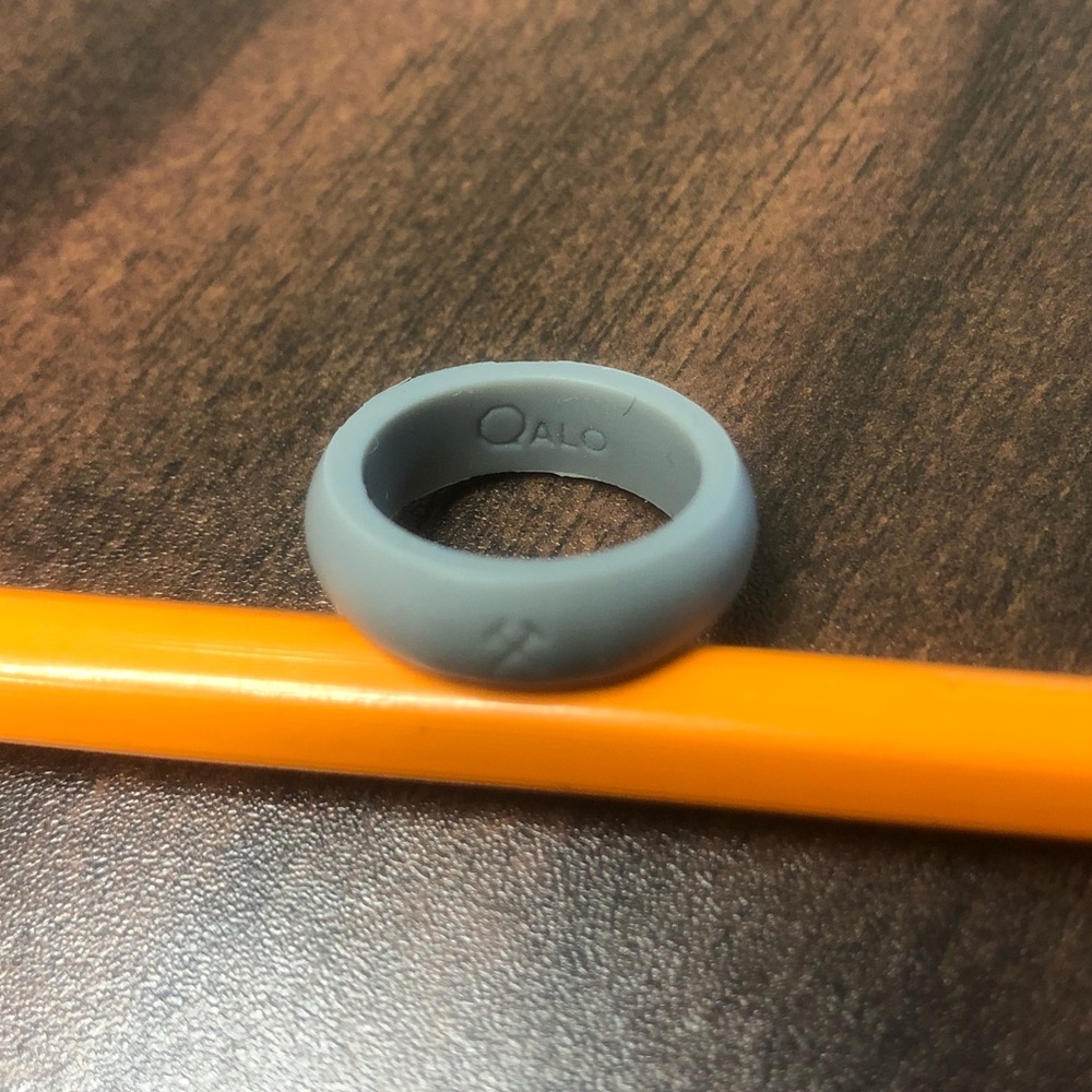 Gray Qalo ring size 4 hammer design
